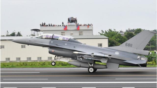 2019年5月28日，在台湾第35次汉光演习期间，美国制造的F-16V战斗机在台湾中部彰化县的高速公路上着陆，台湾民众在公路旁的房屋上观看。