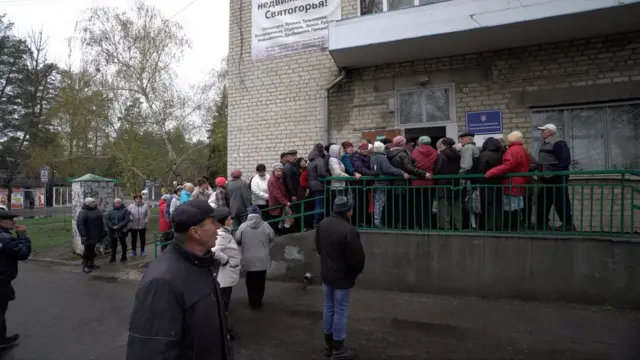 Moradores da regiãodownload betnacionalDonbas fazem fila para receber comida