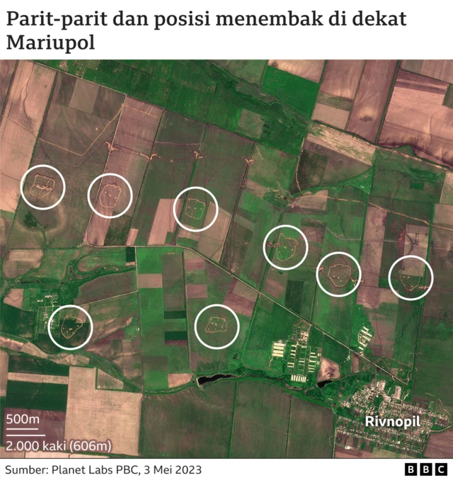 Peta parit dan posisi artileri di Rivnopil, kota di utara Mariupol