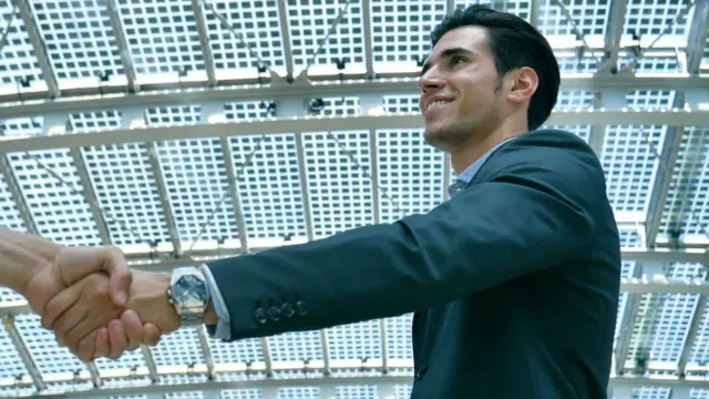 Когда вы в костюме, к вам больше доверия