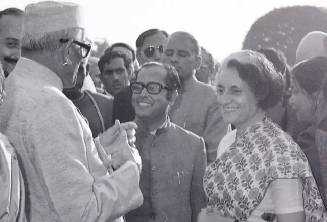 પ્રણવ મુખર્જી ઇંદિરા ગાંધી તથા અન્ય નેતાઓની તસવીર