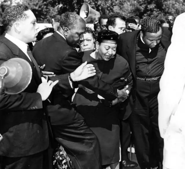 La madre de Emmett llora en su funeral.