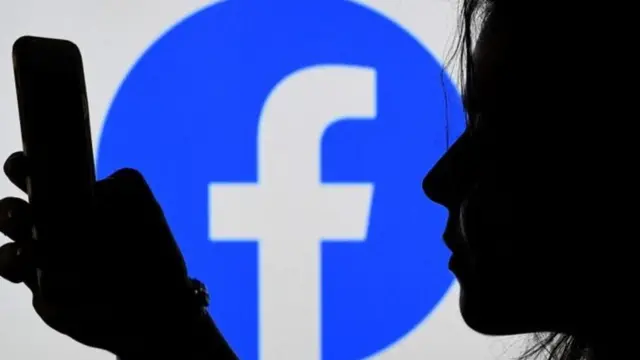 devojka gleda u telefon