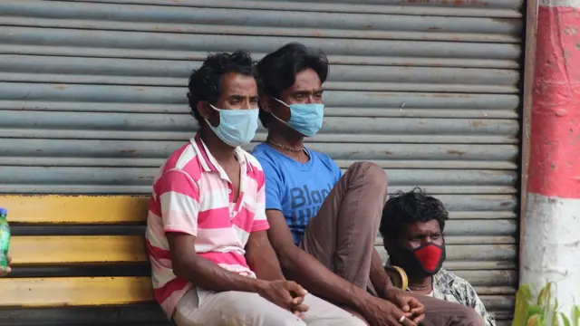 এই শ্রমিকদের অনেকেই নেপালের ধারাণে কাজে গিয়েছিলেন। করোনা সংক্রমণের জের লকডাউন হয়ে যাওয়ায় কাজ হারিয়েছেন, তাই কড়াকড়ি শিথিল হতেই দেশে ফেরার চেষ্টা করছেন।