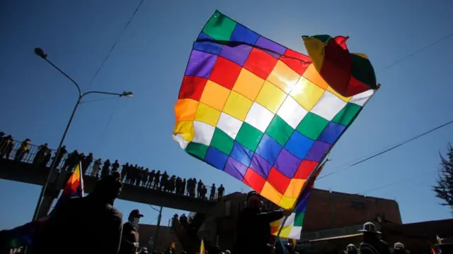 Protesto sindical com bandeira colorida