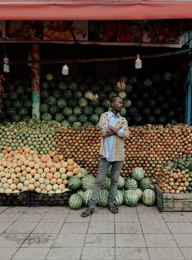 በሚያምር መልኩ የተደረደሩ ፍራፍሬዎች