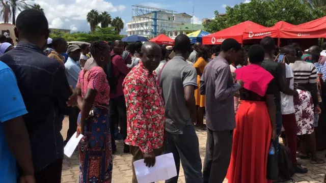 Mamlaka ya Mawasiliano TanzaniaTCRA inawalaumu watu kwa kusubiri hadi dakika za mwisho kujisajili laini zao