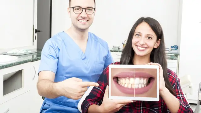 Зубной врач с веселым пациентом