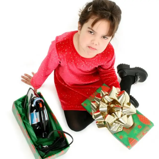 Niña con escoba de regalo.