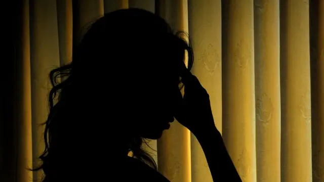 示意圖:困擾的女孩