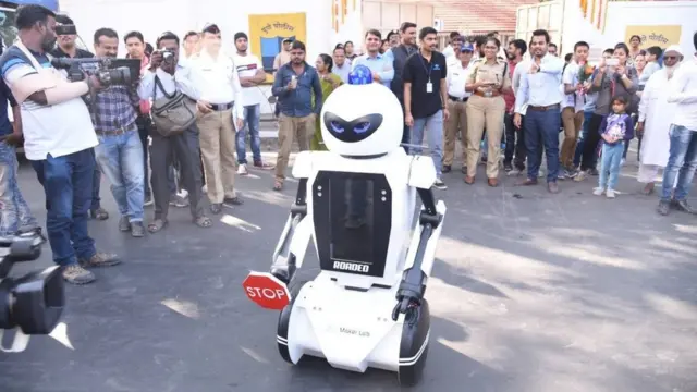 சென்னையில் போக்குவரத்தை சரிசெய்யும் பணியில் ரோபோ - பள்ளி மாணவர்கள் சாதனை