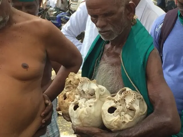 இறந்த விவசாயிகளின் எலும்புக்கூட்டை வைத்து போராட்டம்