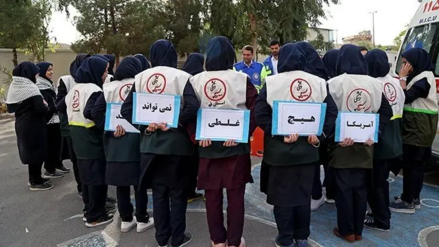 مانور پدافند غیرعامل در یکی از مدرسه‌های تهران