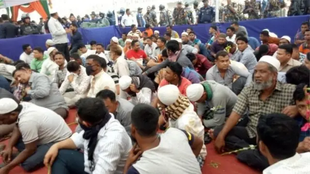 আত্মসমর্পণ অনুষ্ঠানে 'ইয়াবা ব্যবসায়ীরা'