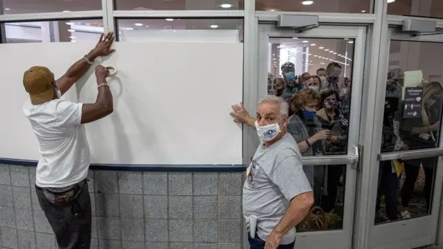 Janelas no TFC Center sendo fechadas