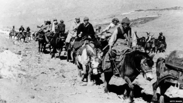 घोड्यावर भारताच्या सीमेकडे आगेकूच करताना दलाई लामा आणि इतर जण (1959)