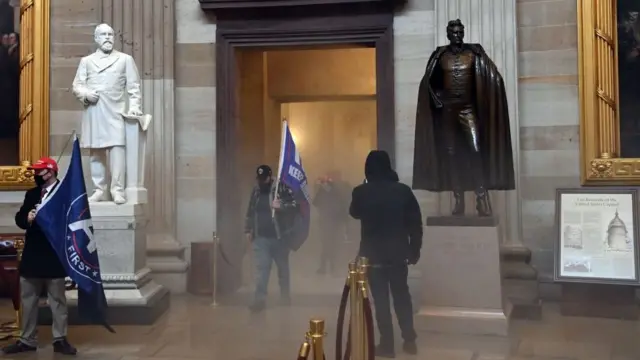 Протестующие прорвали кордоны и проникли в Капитолий