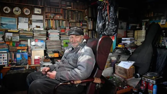 伊斯比斯特坐在自己的家