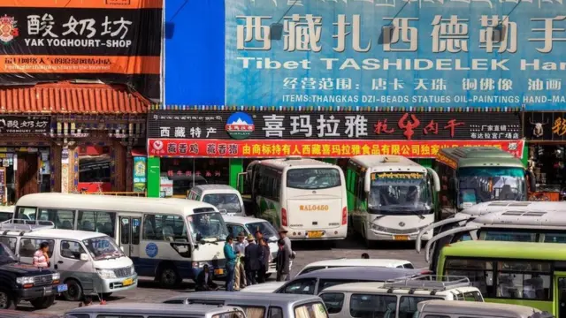 Una escena citadina en Tibet