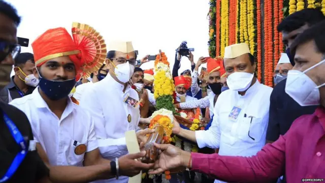 अजित पवार आणि उद्धव ठाकरे