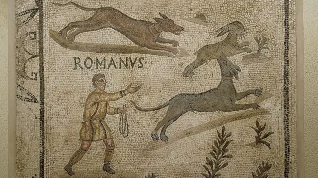 Une mosaïque montrant un homme et des chiens chassant un lapin ou un lièvre