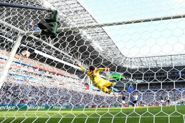 Lloris vuela, pero no puede hacer nada para detener el balón de Di María.