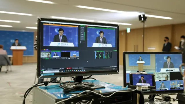 16일 서울 중구 한국은행에서 통화정책방향 기자간담회가 유튜브로 중계되고 있다