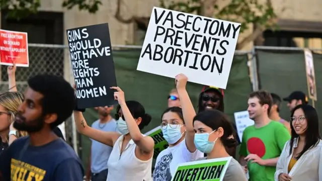 Активісти за право на аборт тримають плакат "Вазектомія захистить від аборту"