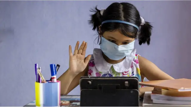 করোনার কারণে স্কুল বন্ধ থাকায় অনলাইনে ক্লাস করছে অনেক শিশু।