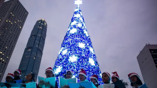 香港一些小孩子在圣诞节前举行街头的圣诞歌咏活动