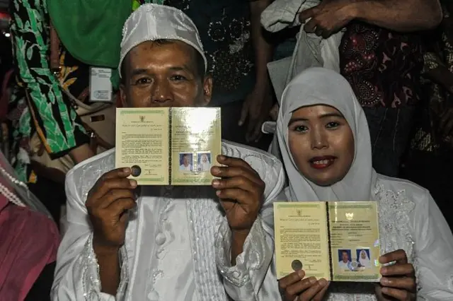 Pasangan mempelai pria dan wanita
