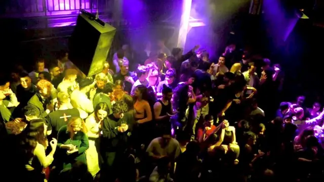 عشرات الشباب والشابات في حفل موسيقي