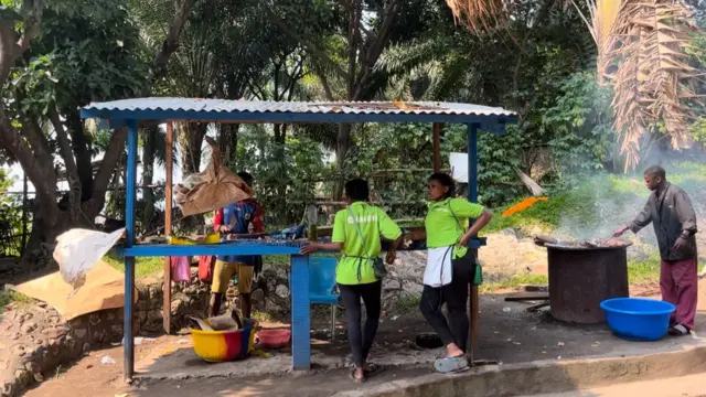 在刚果河边，小鱼在与公司同事团建。