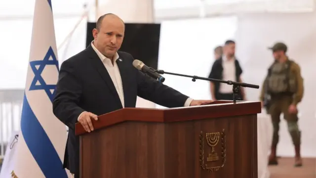 رئيس الوزراء الإسرائيلي، نفتالي بينيت، يتحدث في قاعدة عسكرية إسرائيلية في مستوطنة بيت إيل بالضفة الغربية يوم 5 أبريل/نيسان الجاري، وتطرق إلى التوتر الأمني ​​الشديد والهجمات الأخيرة ضد الإسرائيليين