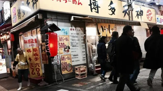 اليابان تشجع الموظفين على مغادرة العمل مبكرا