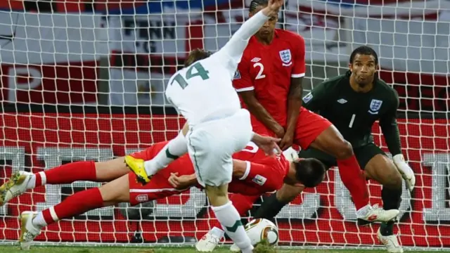 شیرجه جان تری بر روی توپ در بازی مقابل اسلوونی