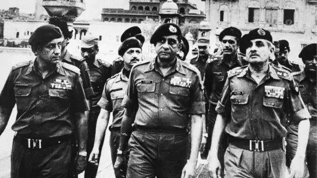 પૂર્વ સેના અધ્યક્ષ જનરલ વૈદ્ય સ્વર્ણ મંદિર બહાર આવતા