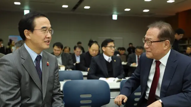 조명균 현 통일부 장관(왼쪽)과 정세현 전 장관