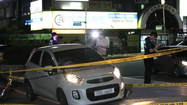 서현역 일대에서 묻지마 흉기 난동 사건이 발생한 3일 오후 경기 성남시 분당 서현역 AK백화점 앞에 범인이 인도로 돌진한 차량이 세워져 있다