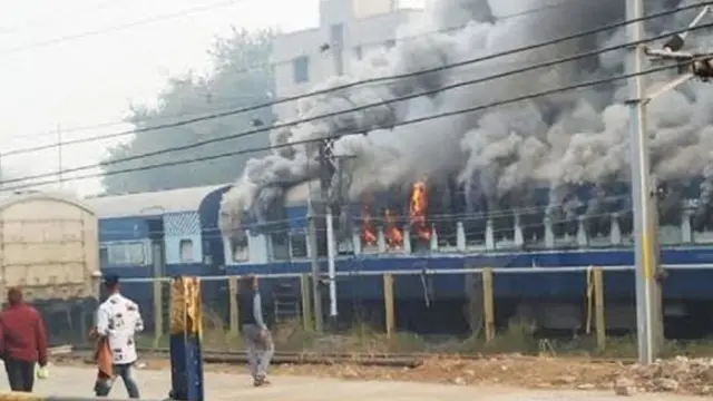 அக்னிபத் எதிர்ப்பு போராட்டத்தில் எரிக்கப்பட்ட ரயில் பெட்டி.