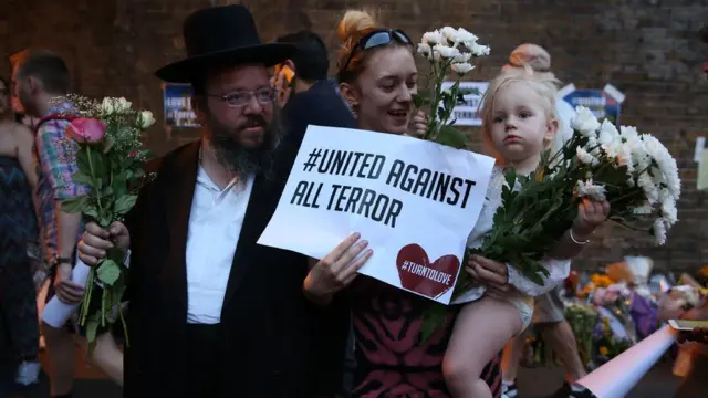 'Her tür teröre karşı bir aradayız' dövizi taşıyan bir anne