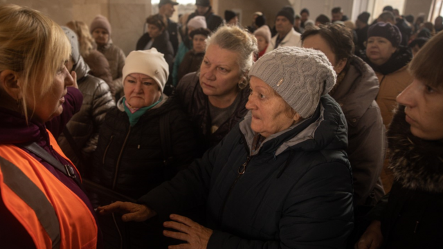Des habitants de Kherson à la gare, attendant d'être évacués.