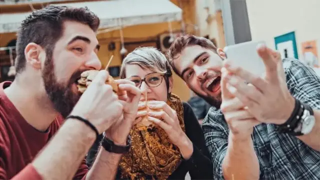 జంక్ ఫుడ్ తినడాన్ని ఆధునికత అని అనుకోవడం కూడా ఊబకాయులు పెరగడానికి మరొక కారణం