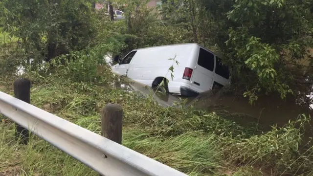La fotografía que muestra la van parcialmente sumergida en el agua.
