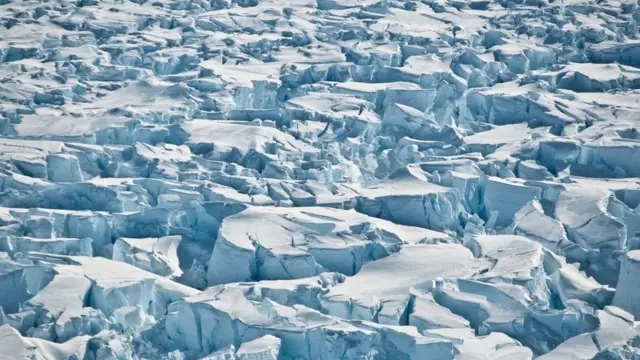 Foto tiradacomo lucrar no pixbet2010 mostra fendas perto do glaciar Pine Island