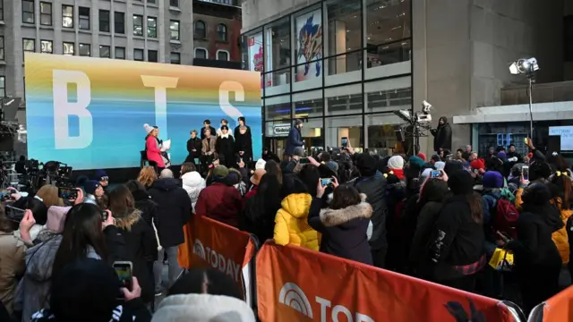 대표적인 케이팝 그룹 BTS는 전 세계에 팬덤을 보유하고 있다