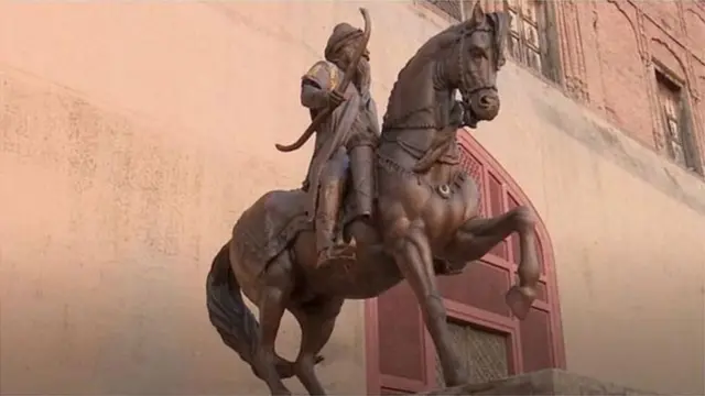 ਘੋੜ ਉੱਤੇ ਸਵਾਰ ਮਹਾਰਾਜਾ ਰਣਜੀਤ ਸਿੰਘ ਦੀ ਇੱਕ ਮੂਰਤੀ ਲਾਹੌਰ ਵਿੱਚ ਲਗਾਈ ਗਈ ਹੈ