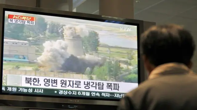 북한은 2008년 6월 27일 영변 핵시설의 냉각탑을 공개적으로 폭파했다