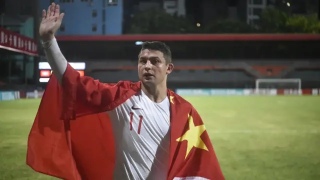 艾克森身披中国国旗