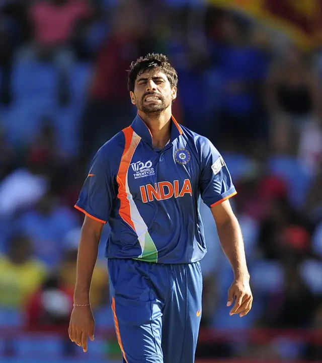 ભારતીય ક્રિકેટ ટીમના બોલર આશિષ નેહરા